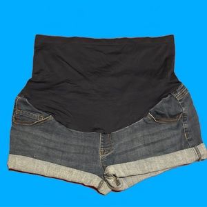TIME AND TRU MATERNITY SHORTS